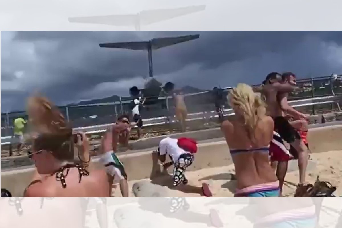 Vídeo: Turistas são derrubados por força de jato de avião em praia no Caribe