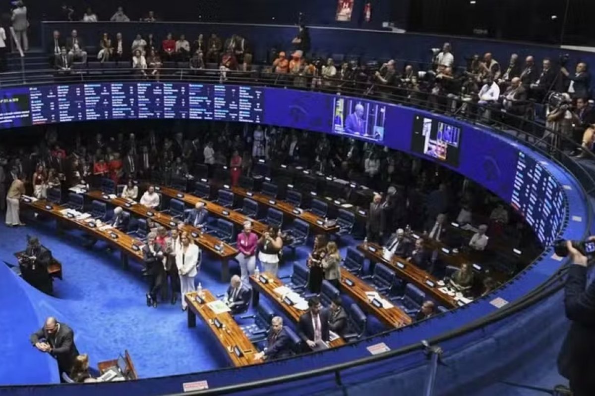 Senado aprova projeto que eleva teto do MEI e perdoa dívidas; texto vai à sanção de Lula