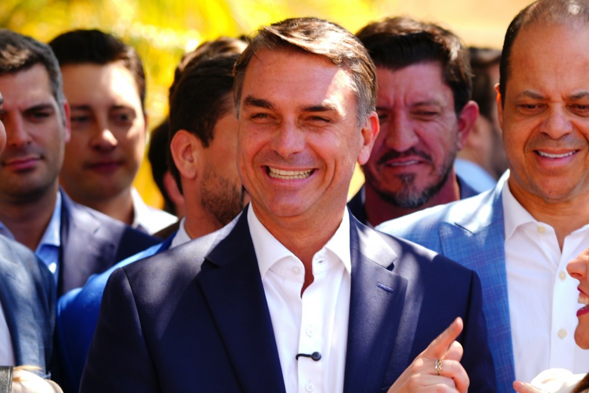 Bet de investigado por fraude do INSS pagou voos de Flávio Bolsonaro na Europa
