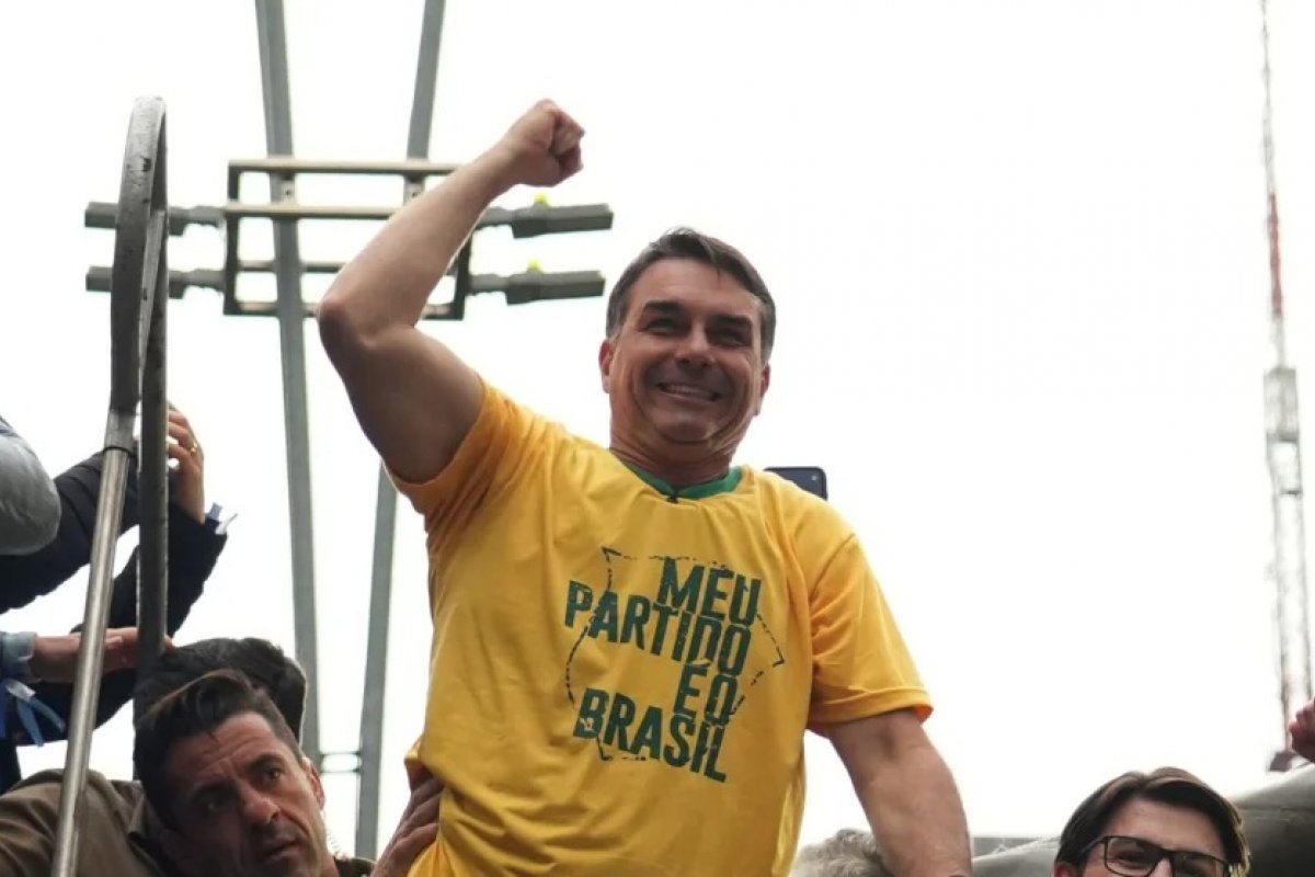 Justiça barra concessão de título de cidadão soteropolitano a Flávio Bolsonaro