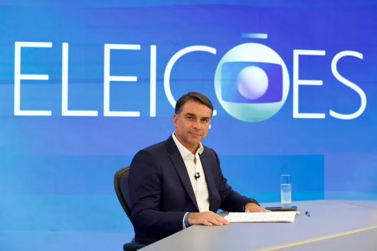Flávio Bolsonaro se reúne com 'chefões' da Globo horas antes da sabatina no JN; emissora confirma encontro