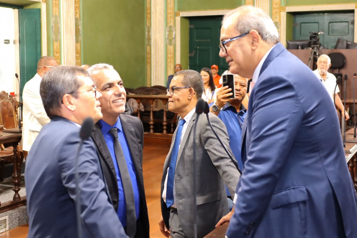 Câmara de Salvador acata decisão que adiou entrega de título de cidadão a Flávio Bolsonaro