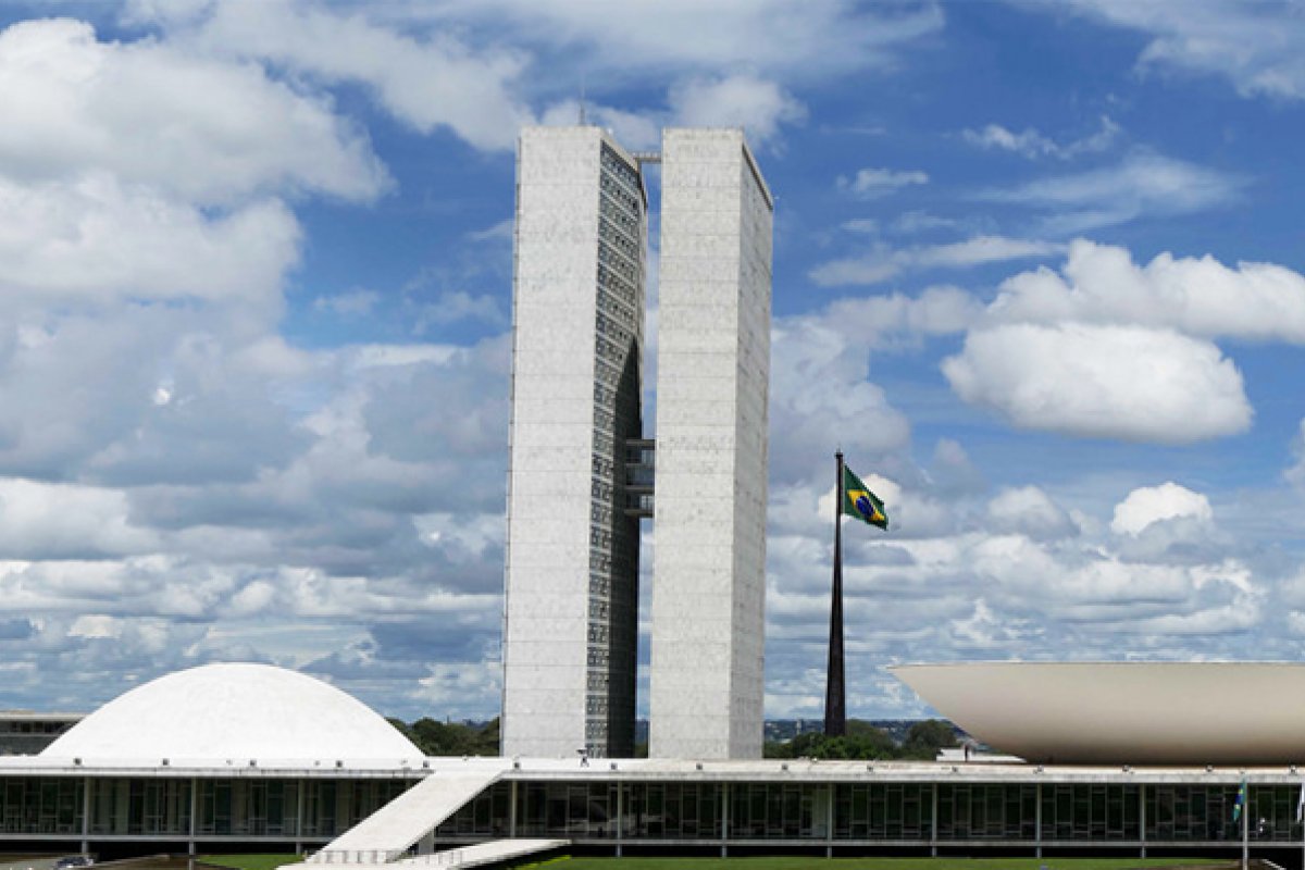 Oposição critica suspensão de salário e diz que derrubará pauta da Medida Provisória