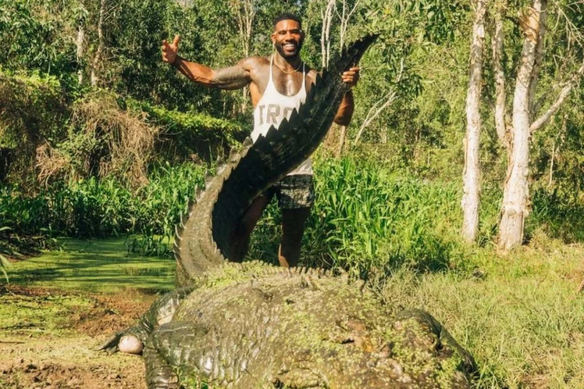 Vídeo: Influenciador Mike Holston fica preso em cobra de quase seis metros durante confronto