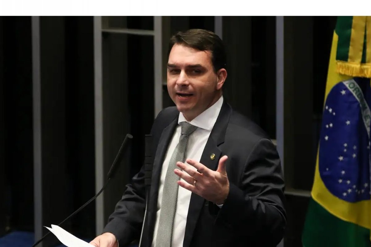 Flávio pagou R$ 600 mil para empresa que vende sistema de IA para manipular eleições, afirma site