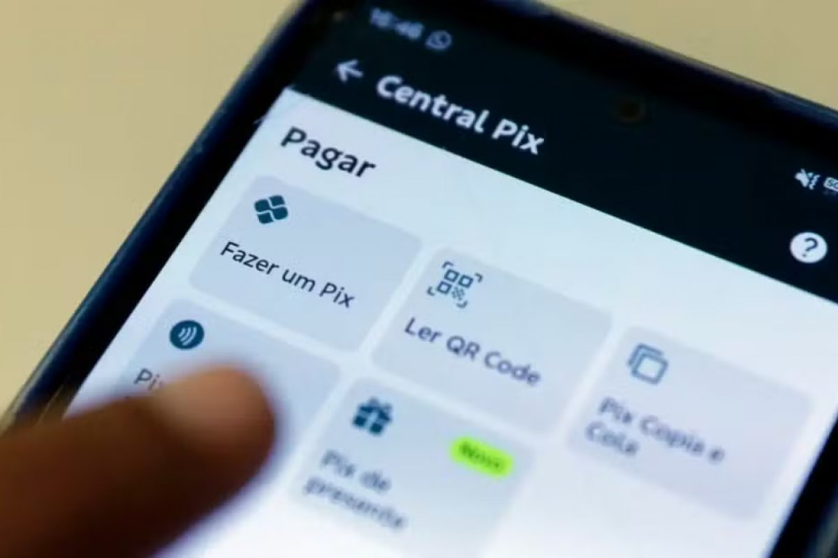 Homem recebe Pix de R$ 723 por engano, bloqueia polícia e acaba indiciado