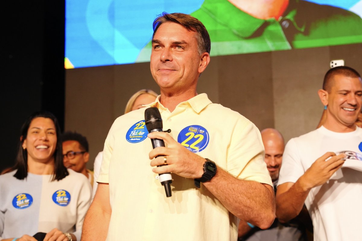 Justiça libera entrega de título de cidadão soteropolitano a Flávio Bolsonaro