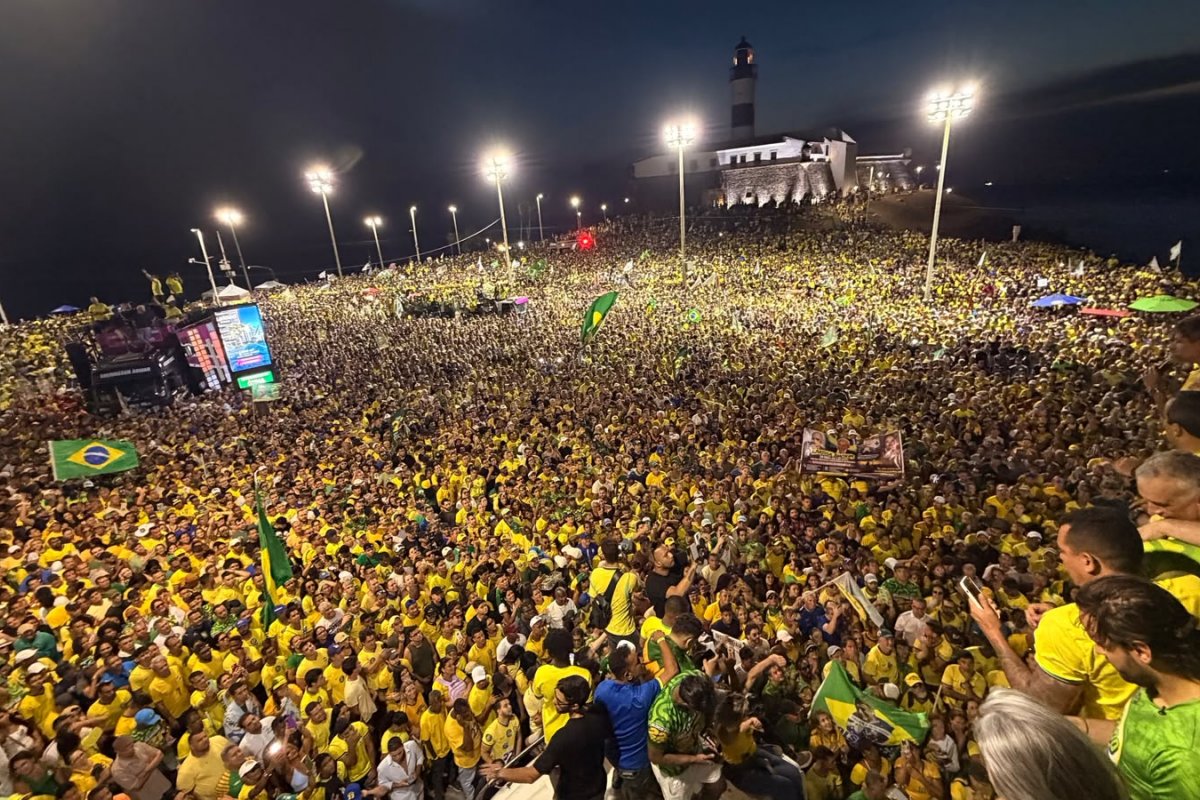 Vídeo: “É o fim da era do Lula”, afirma Flávio Bolsonaro durante evento no Farol da Barra, em Salvador