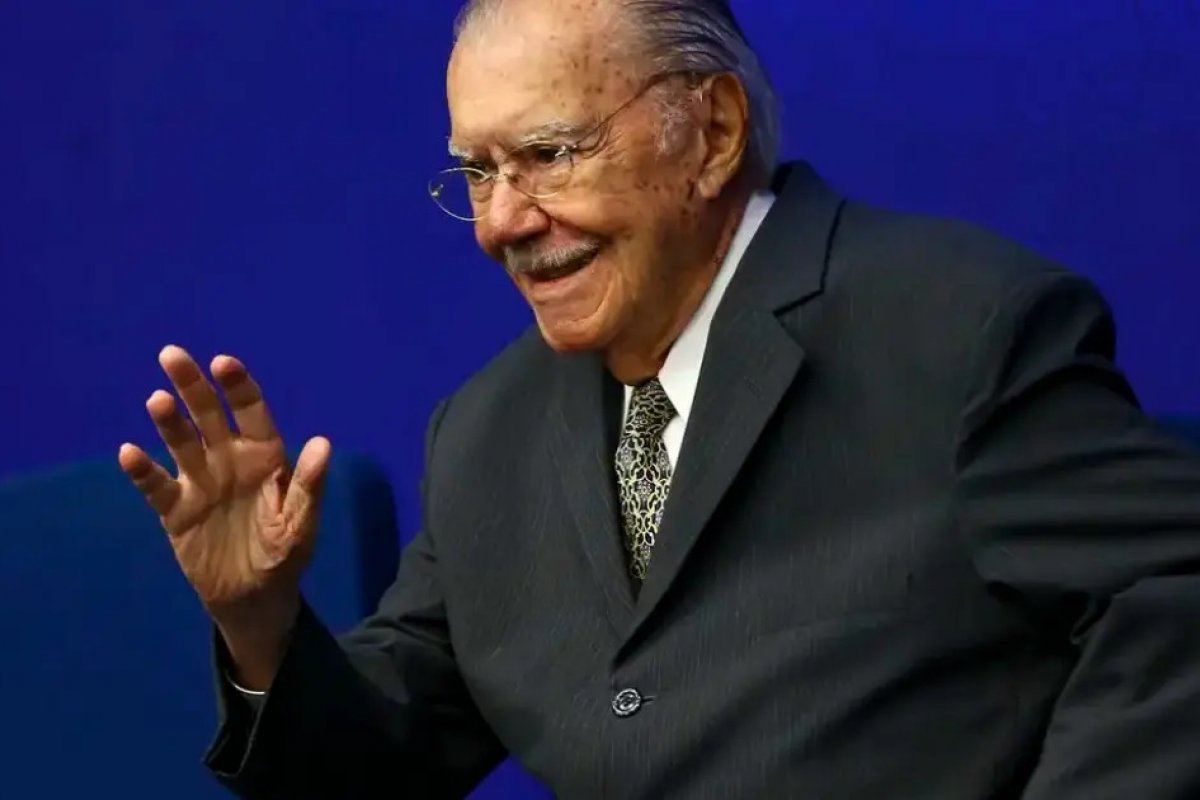José Sarney recebe alta hospitalar após passar por cirurgia abdominal 