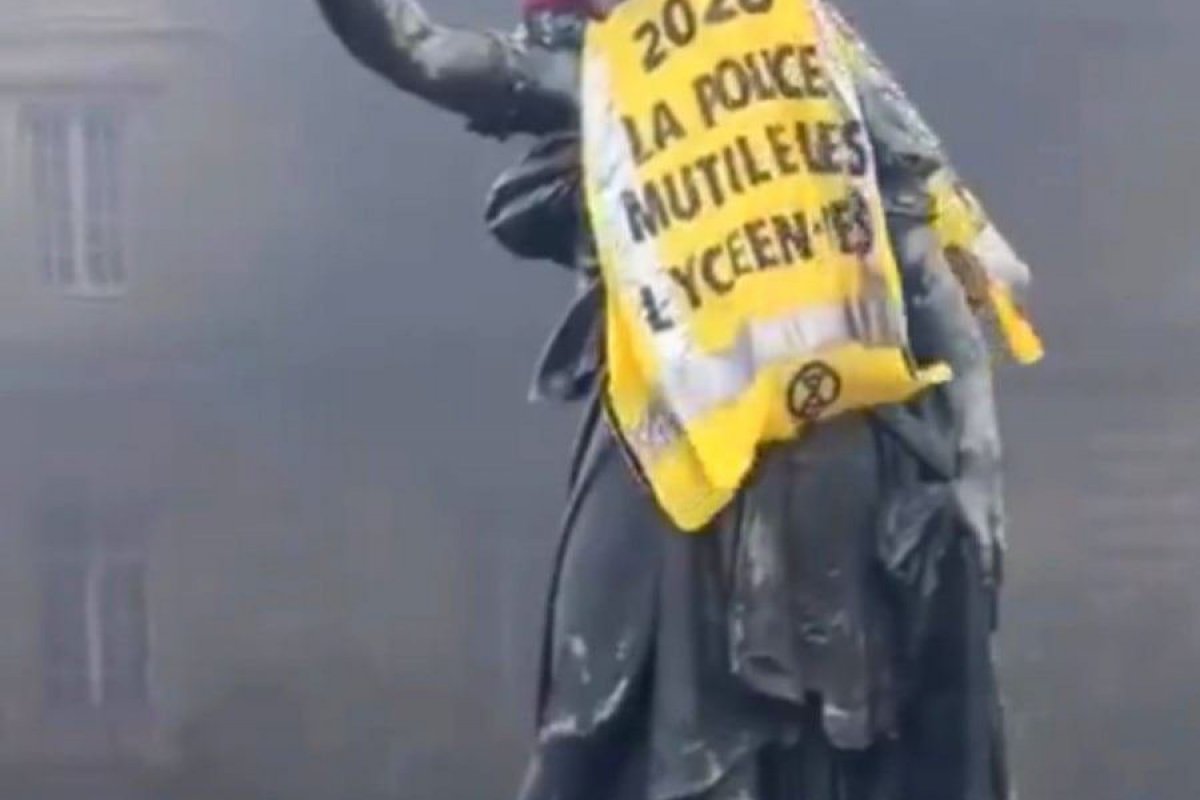 Coletes amarelos: por que movimento voltou a inspirar protestos na França