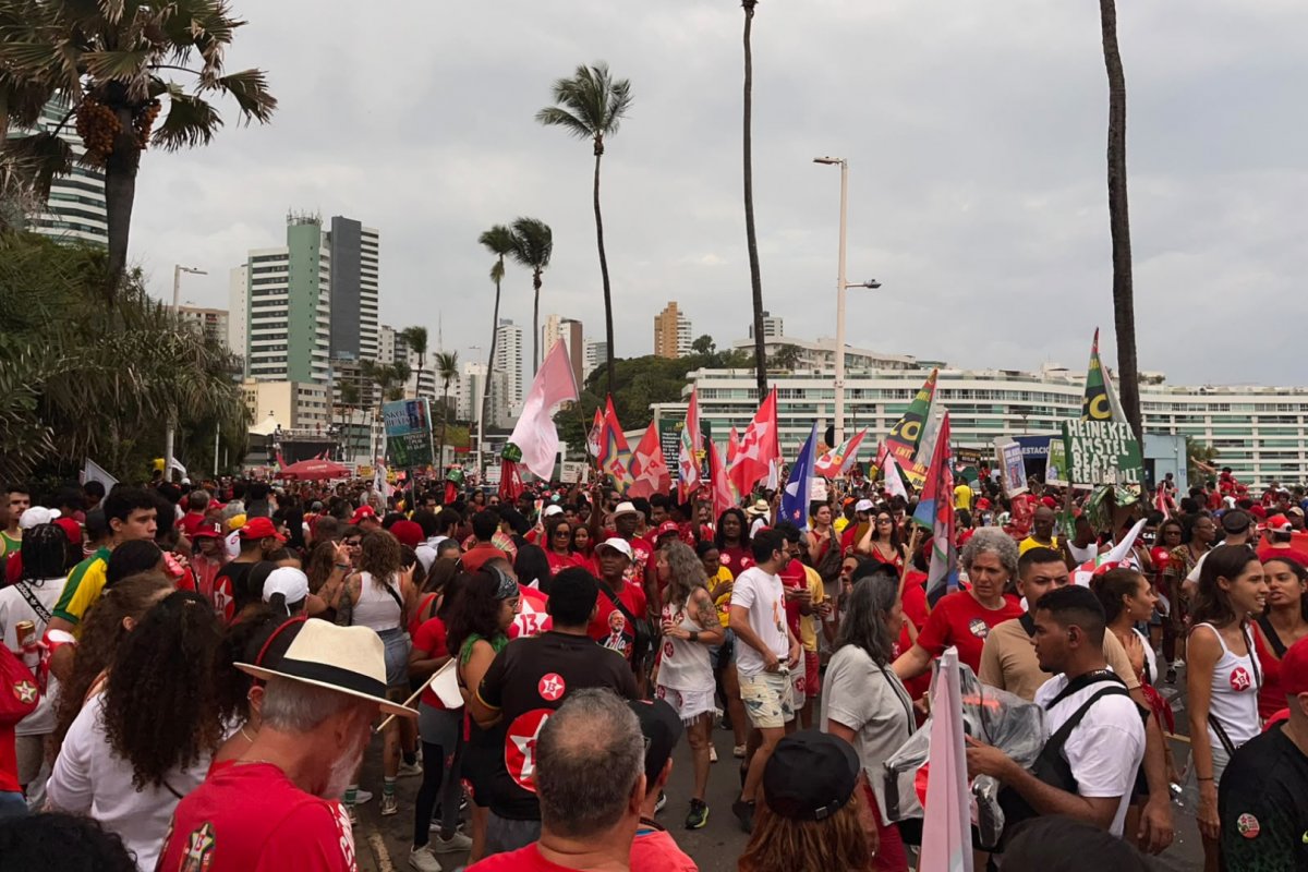 Vídeo: apoiadores de Lula se reúnem na Barra, em Salvador, durante “Ato pela Democracia”