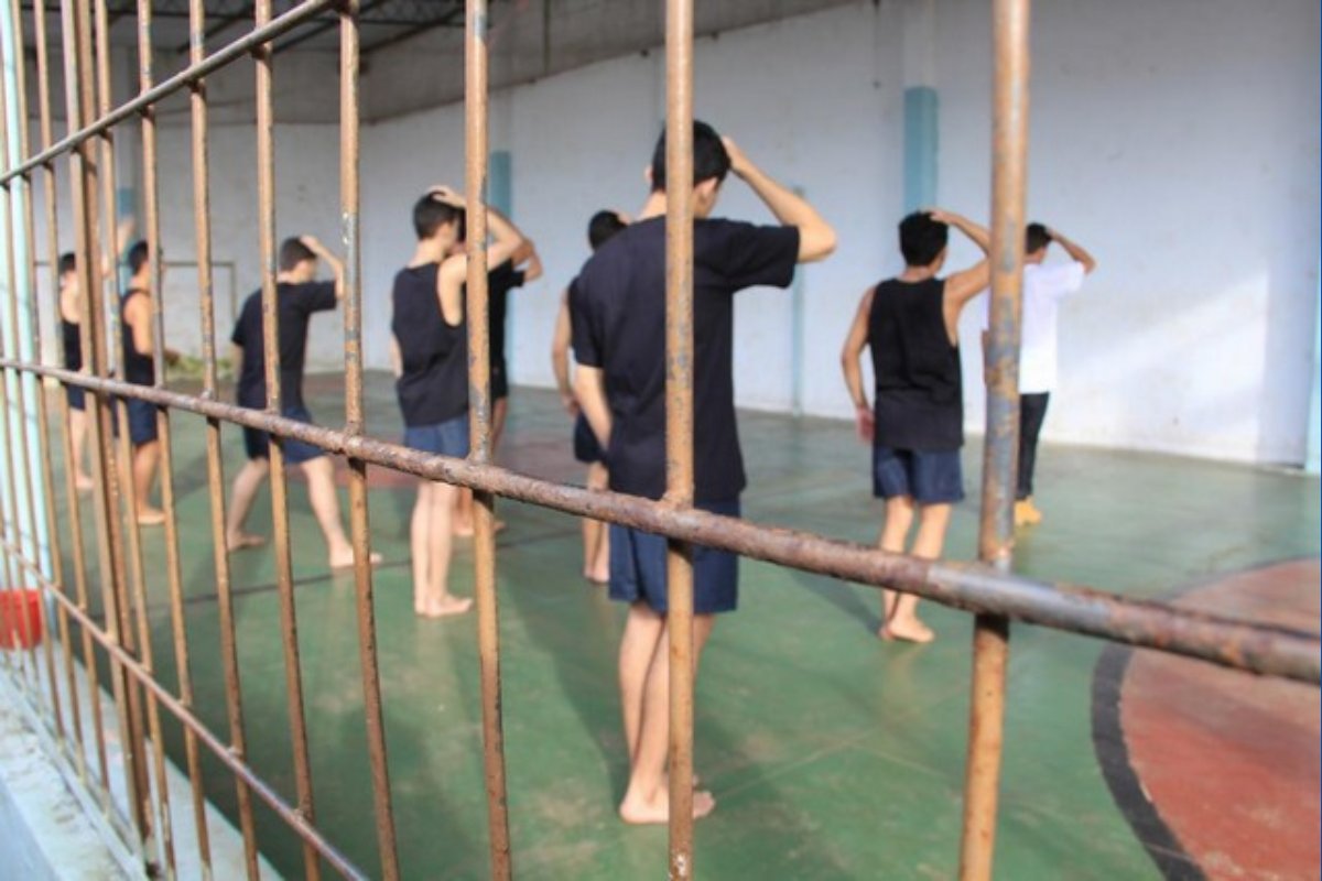 Número de adolescentes infratores internados cai pela metade em dez anos no Brasil