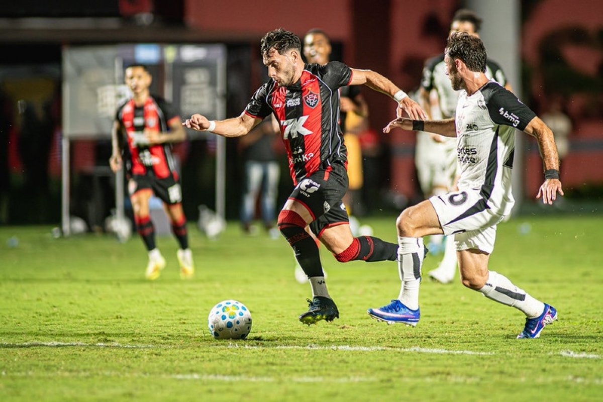Vitória tenta primeiro triunfo fora de casa contra um pressionado Corinthians 