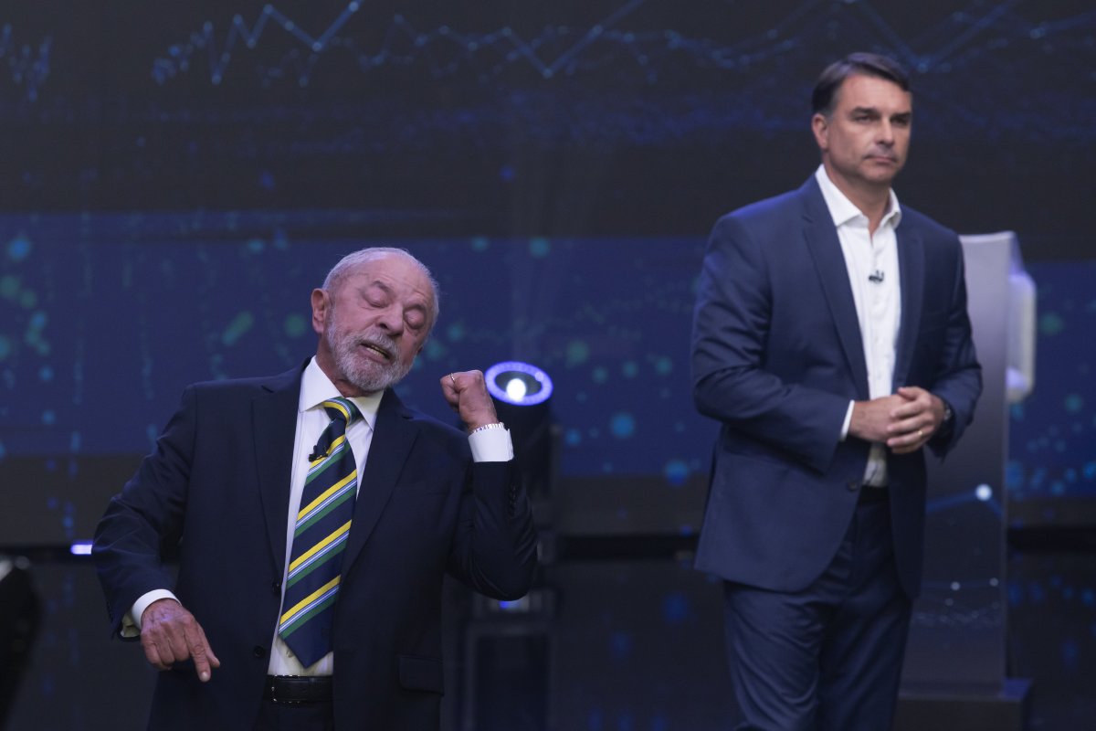 Lula cita 700 mil mortes pela Covid, e Flávio diz que saúde não foi 'melhor área' do governo Bolsonaro