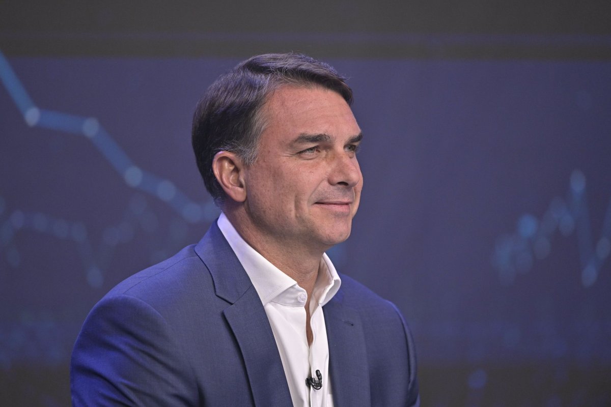 Vídeo: Promessa de Flávio Bolsonaro de congelar dívidas e gera reação negativa em especialistas e políticos