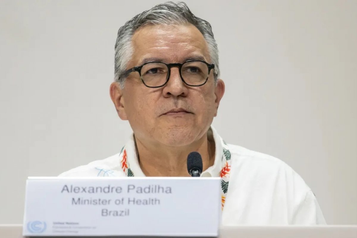 Ministro da Saúde rebate Flávio Bolsonaro e relembra suspeitas durante governo do pai