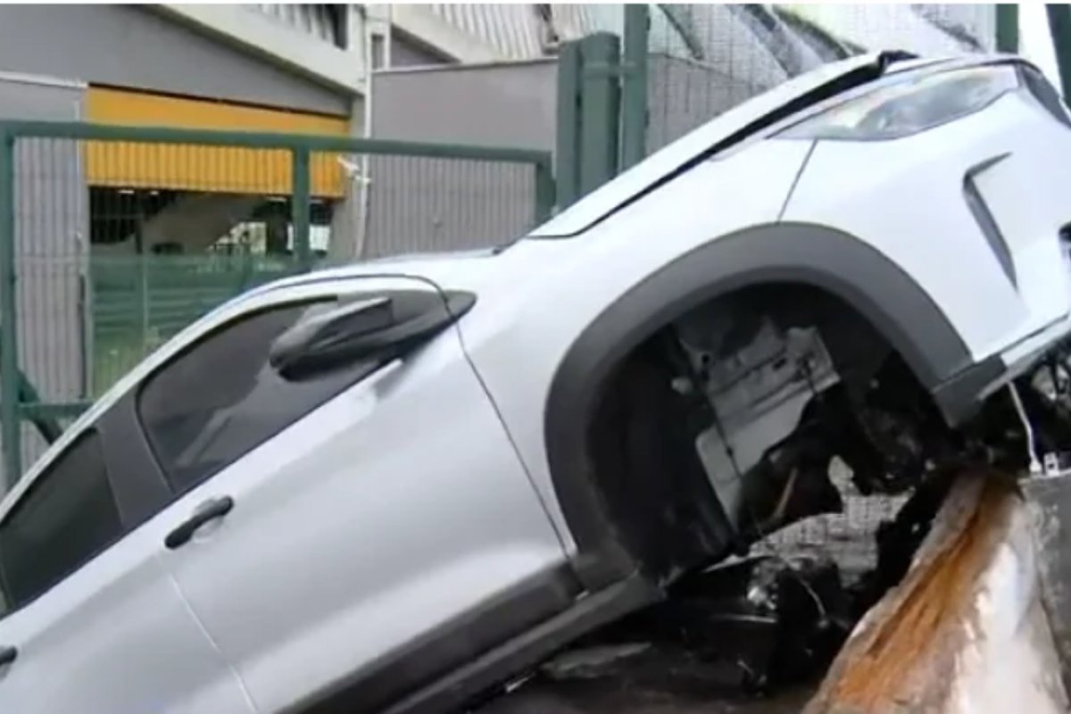 Carro invade área de estação do metrô após acidente na Paralela