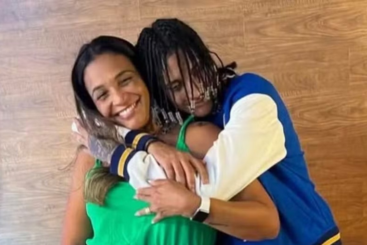 Mãe e irmão do rapper Oruam são presos em operação da PF no RJ