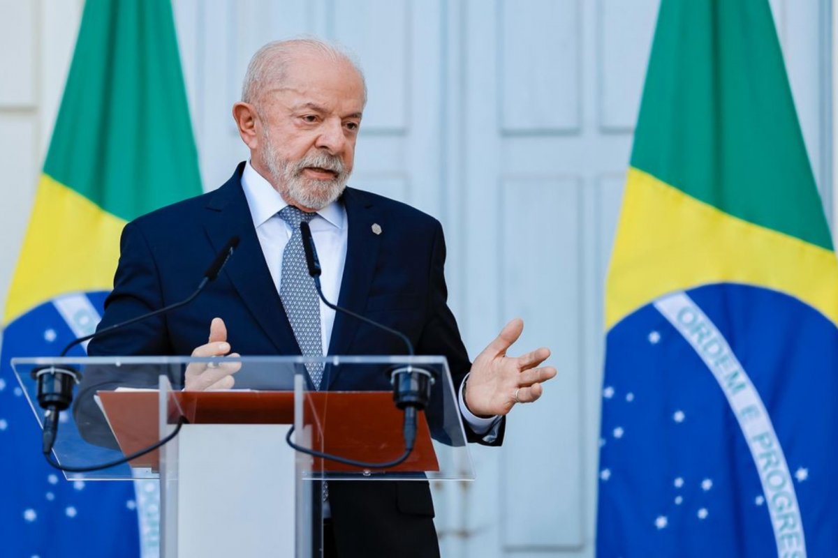 Lula diz que pedirá ao TSE abertura de seu sigilo bancário e desafia Flávio Bolsonaro a fazer o mesmo