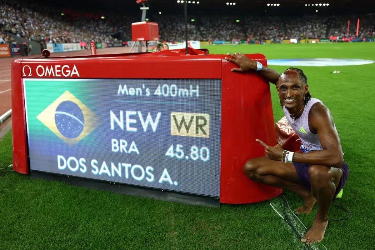 Recorde mundial de Alison dos Santos concorre ao Momento do Ano da World Athletics