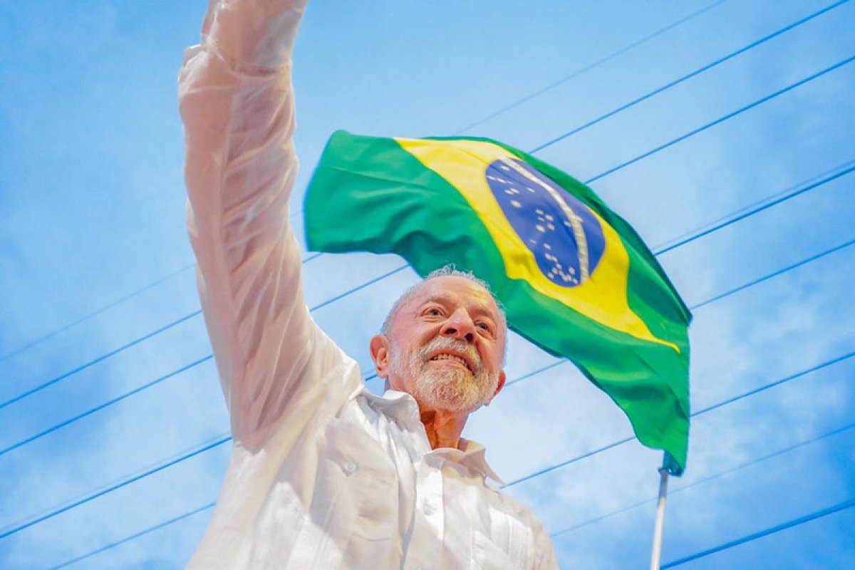 Campanha de Lula aciona TSE e alega que Meta segue favorecendo Flávio Bolsonaro nas redes sociais
