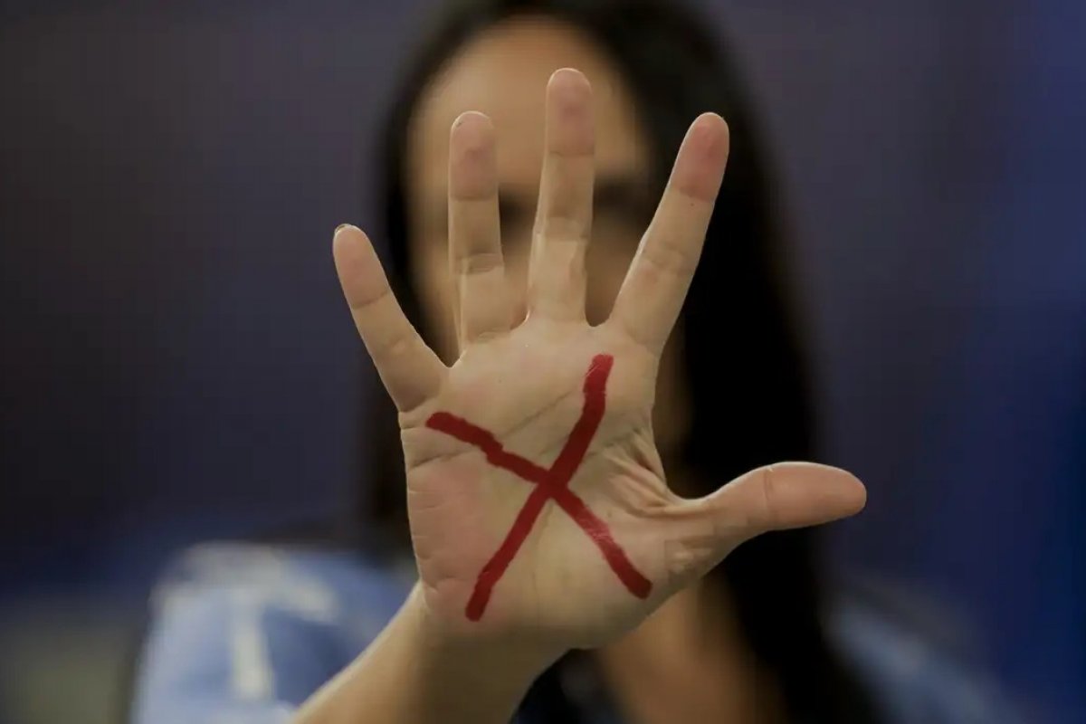 Brasil tem queda de 4,5% nos feminicídios em 2026; tentativas sobem e chegam a 12 casos por dia