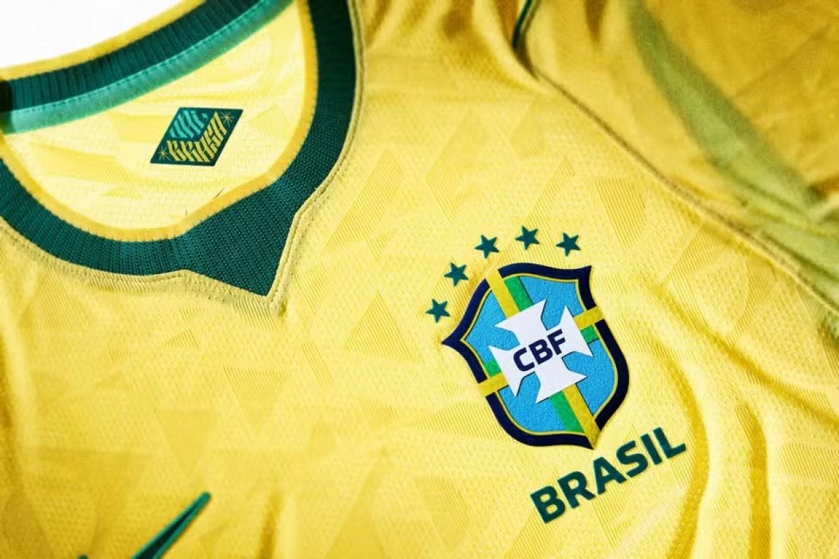 Justiça proíbe mercado de substituir uniformes vermelhos por camisas da Seleção durante eleições em MG