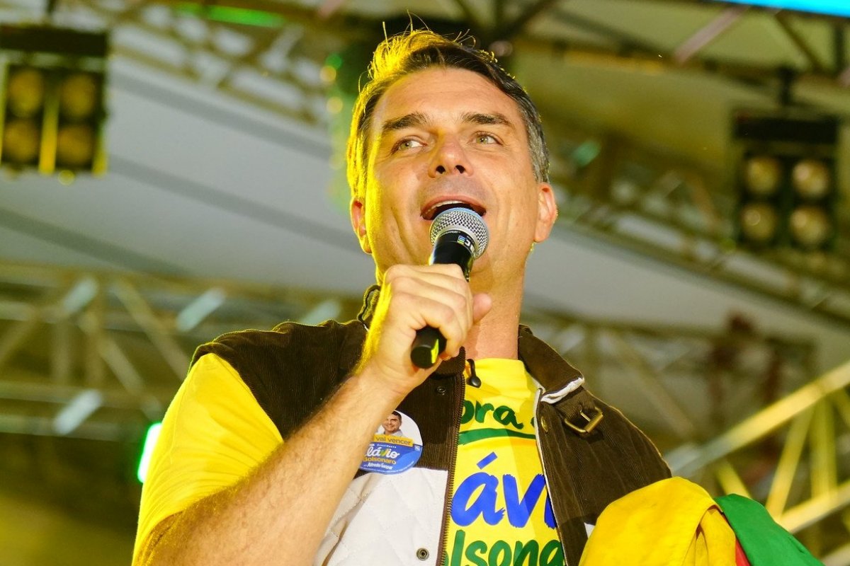 Campanha de Flávio Bolsonaro propõe substituir servidores públicos por inteligência artificial