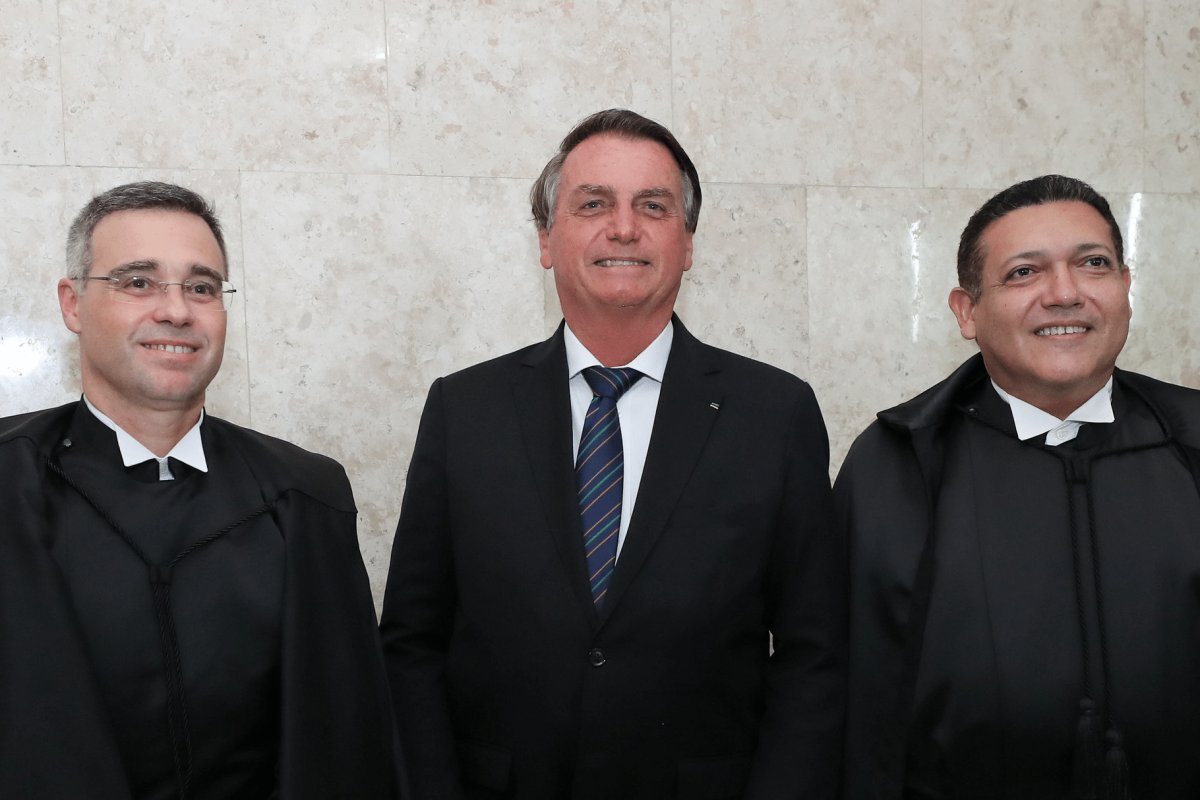 Após 'Exército do Lula' chegar a 7 milhões de seguidores, Nunes Marques e André Mendonça querem censurar canais de WhatsApp em reta final do segundo turno