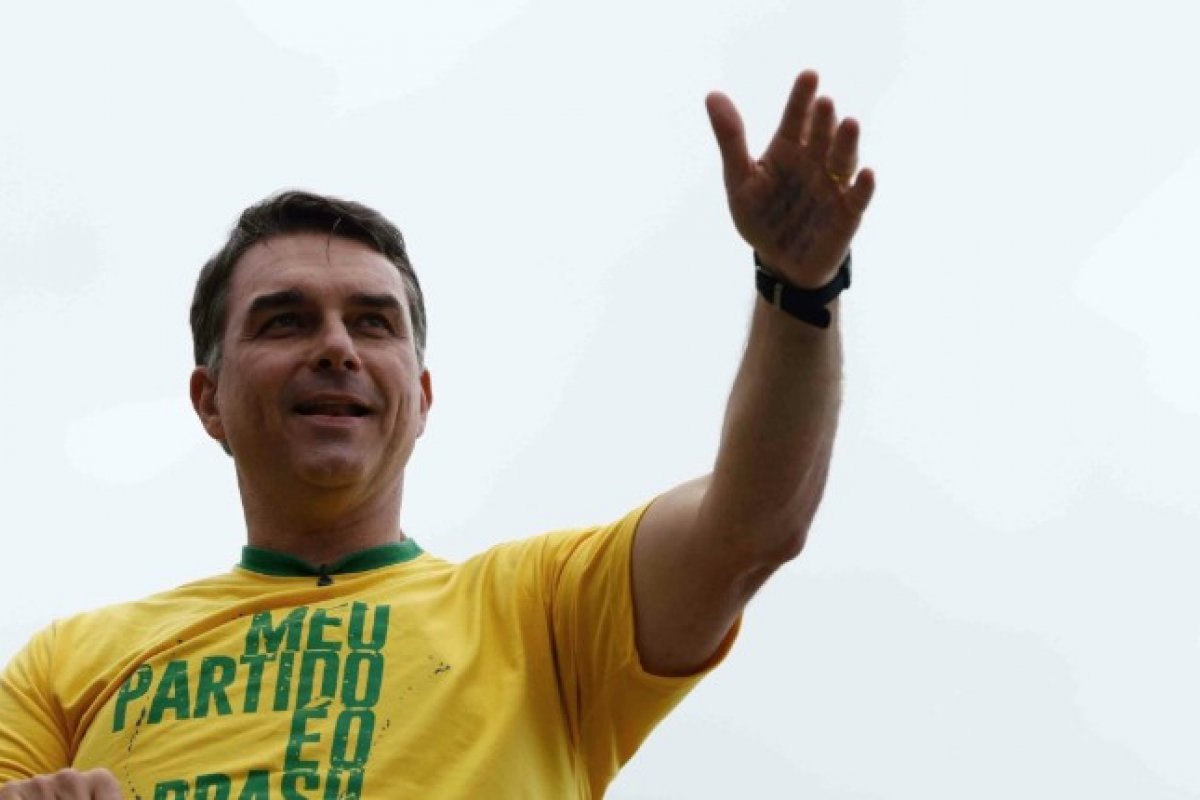 Apoiado por Flávio Bolsonaro, projeto de lei para tirar identificação de munições é rejeitado pela ONU