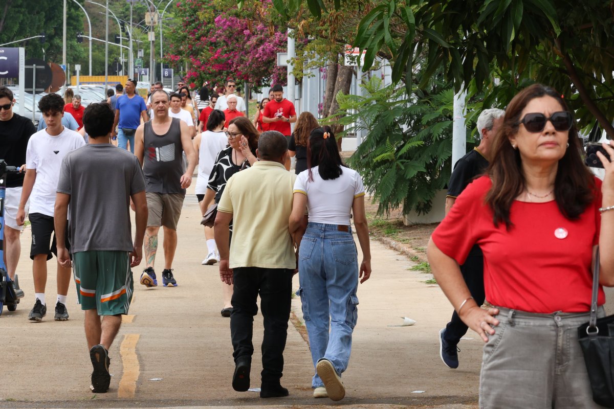 Quaest: 39% dos brasileiros se identificam com a direita e 25% com a esquerda