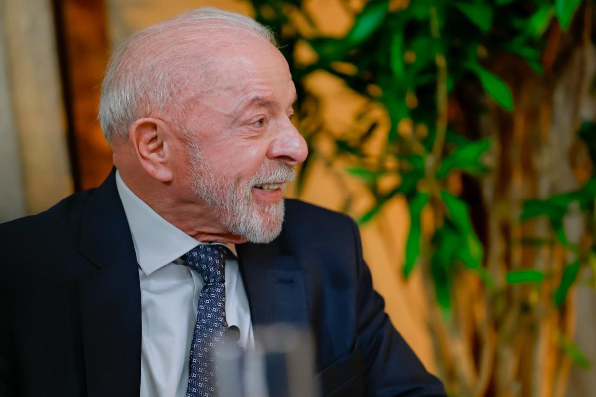 Lula cancela entrevista à Record após orientação médica para poupar a voz