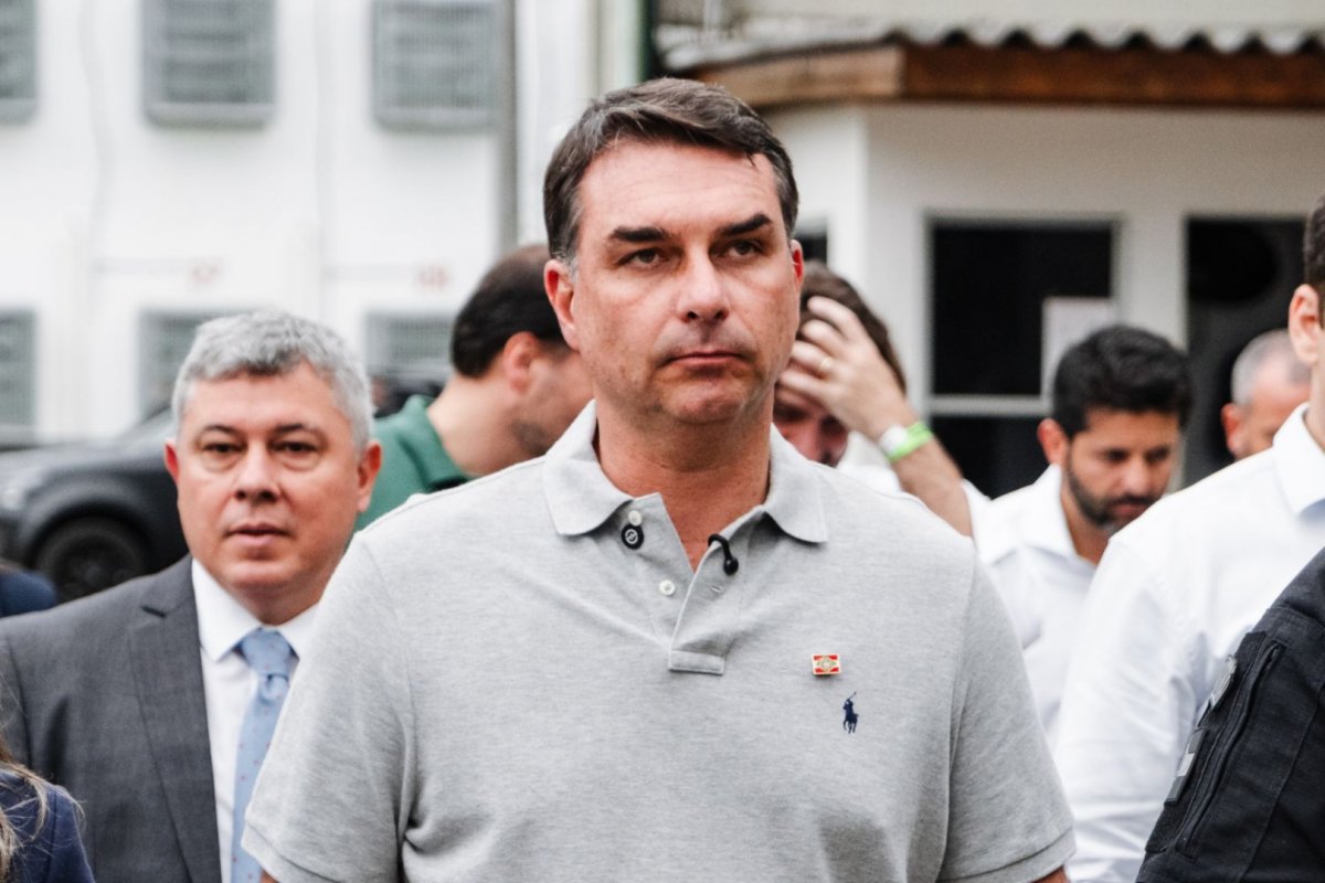 Flávio Bolsonaro apresenta 19 exigências para liberar sigilos após desafio de Lula 