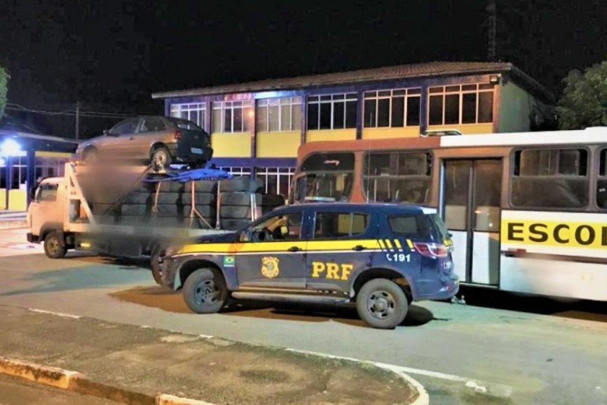 PRF apreende carga de pneus sem documentação transportada em ônibus escolar