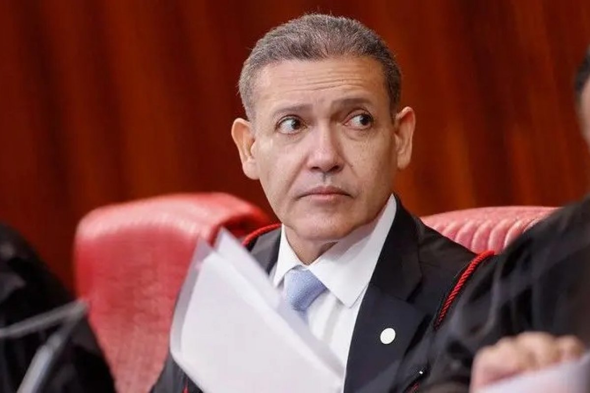 Presidente do TSE manda retirar 20 publicações contra Lula e proíbe Flávio Bolsonaro de divulgar conteúdos falsos