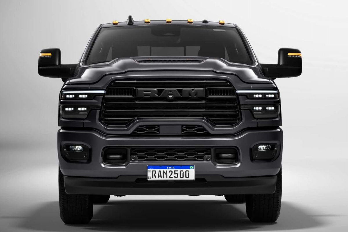 RAM 2500 Laramie Night Edition abre mão dos cromados