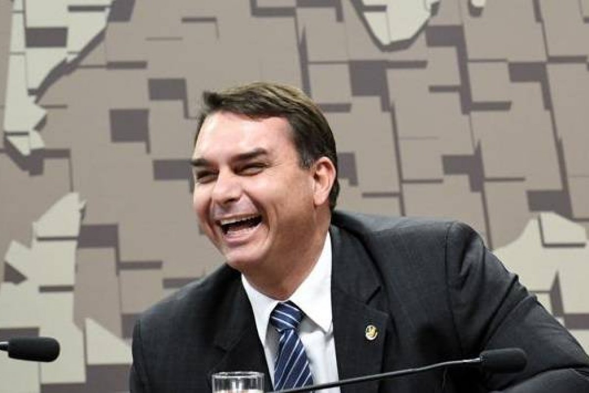 Flávio Bolsonaro fez festa em lancha com lobistas e prostitutas durante a pandemia, diz revista