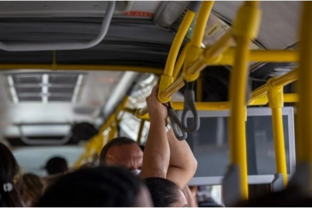 Homem é detido após importunar sexualmente outro durante viagem de ônibus na Bahia