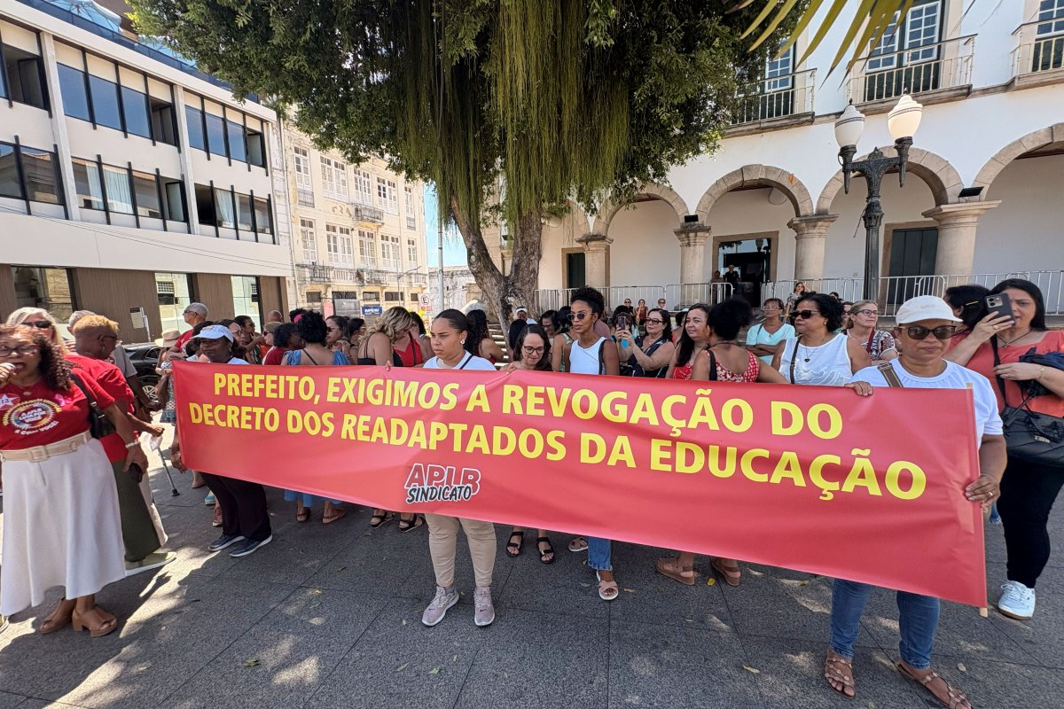 Vídeo: Em protesto contra a Prefeitura de Salvador, professores pedem revogação de decreto que os readapta para cargo de analista