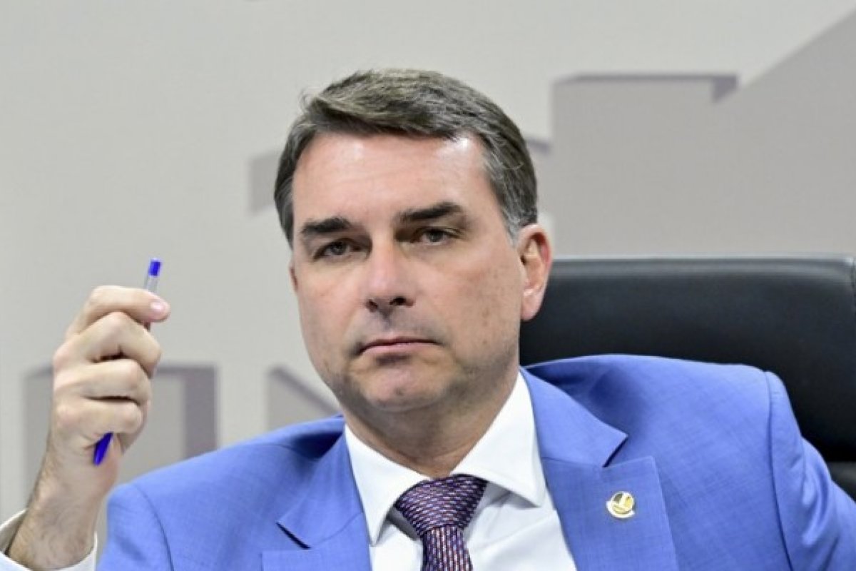 Campanha de Flávio diz que vai abrir sigilos após análise dos documentos entregues por Lula 
