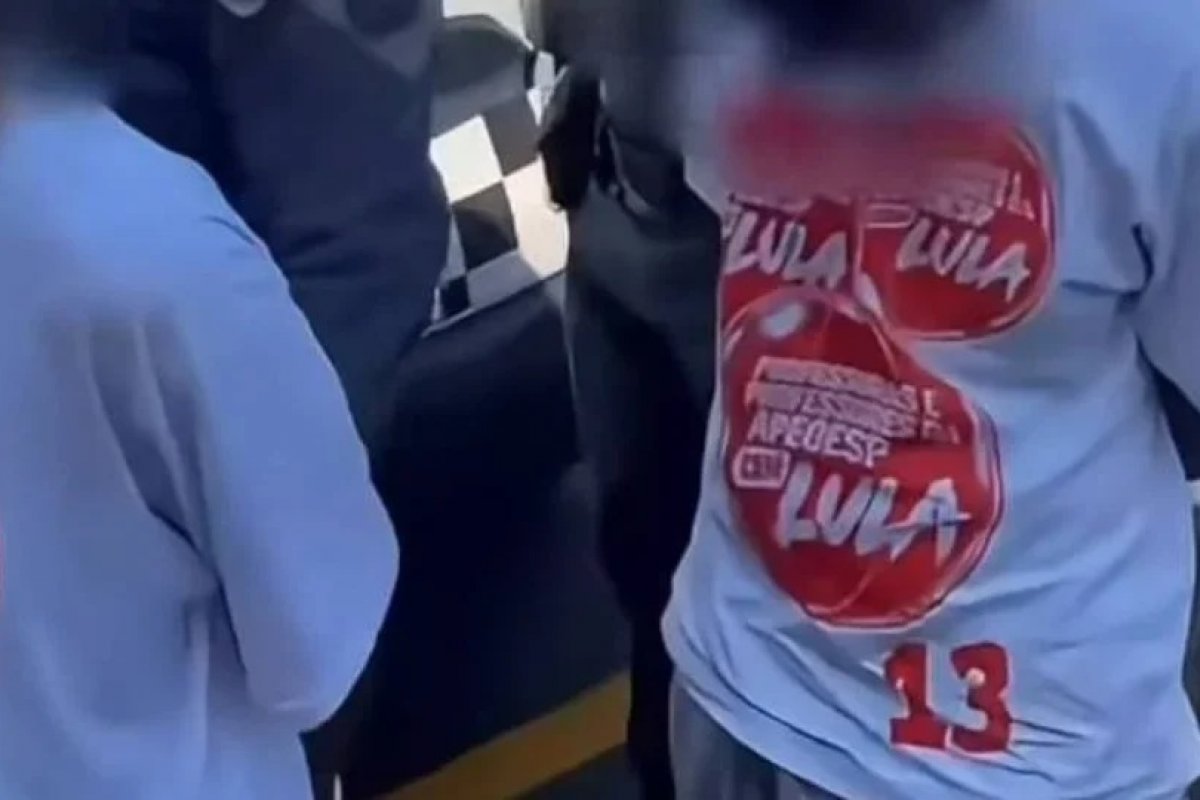 PM é acusada de obrigar suspeitos a vestir camisetas em apoio a Lula