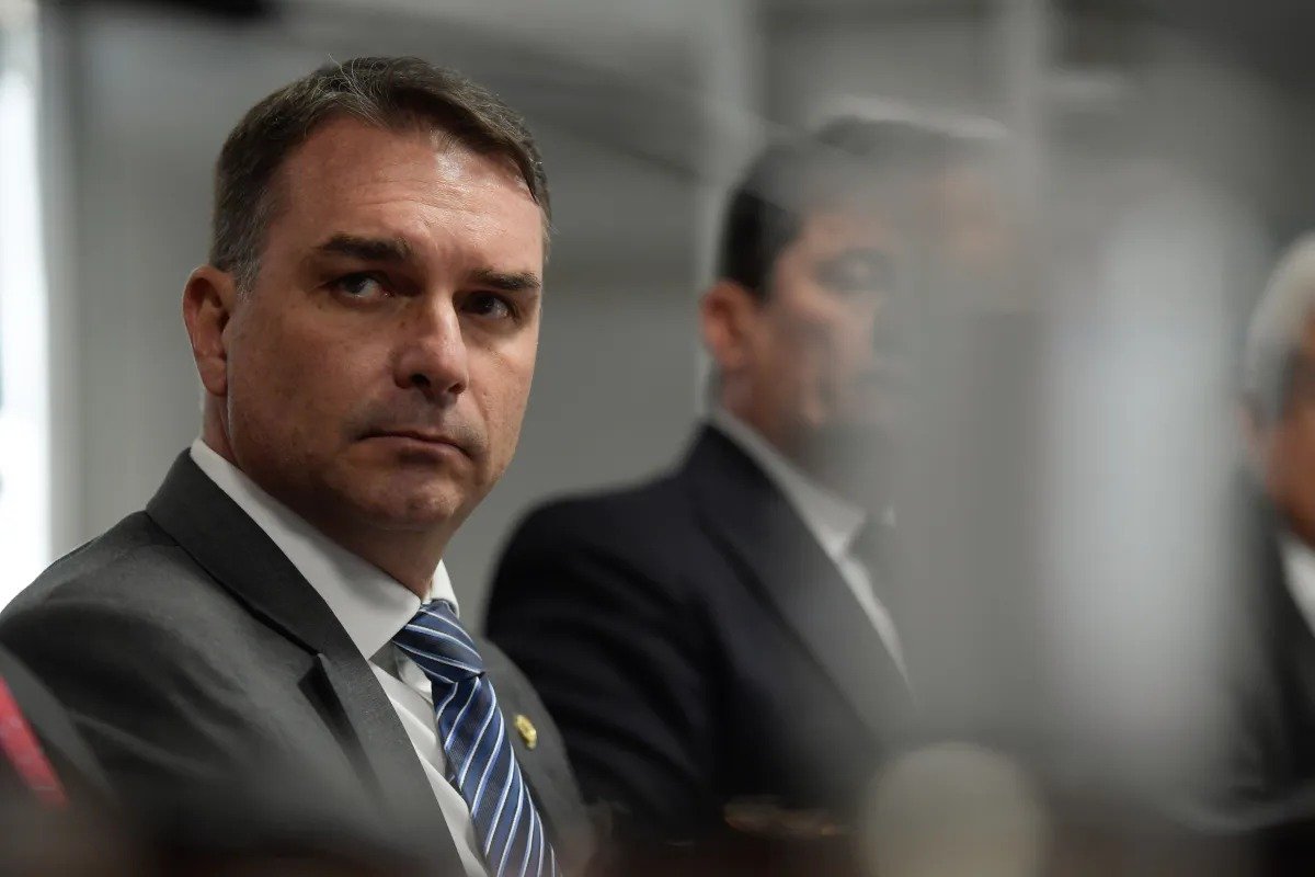 Flávio Bolsonaro paga R$ 3,6 milhões à Meta na reta final da eleição