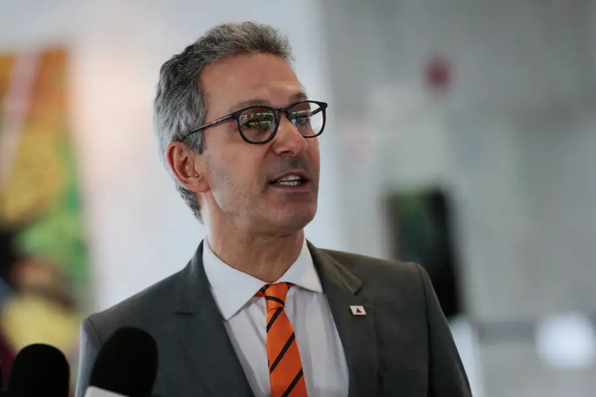 Justiça Eleitoral determina que polícia ouça Zema por uso de celular na cabine de votação