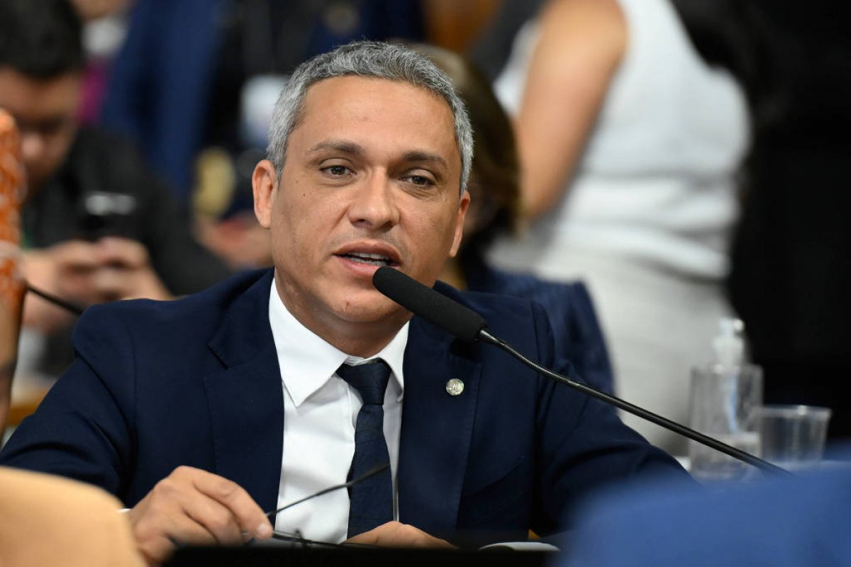 Deputado bolsonarista divulga áudios sem provas sobre fraude e convoca fiscais para campanha de Flávio Bolsonaro