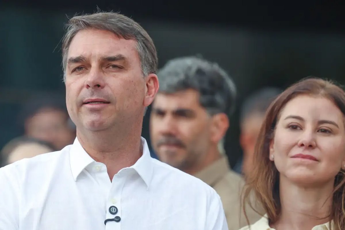 Flávio Bolsonaro entrega ao TSE autorizações para abrir sigilos do pai e dos irmãos