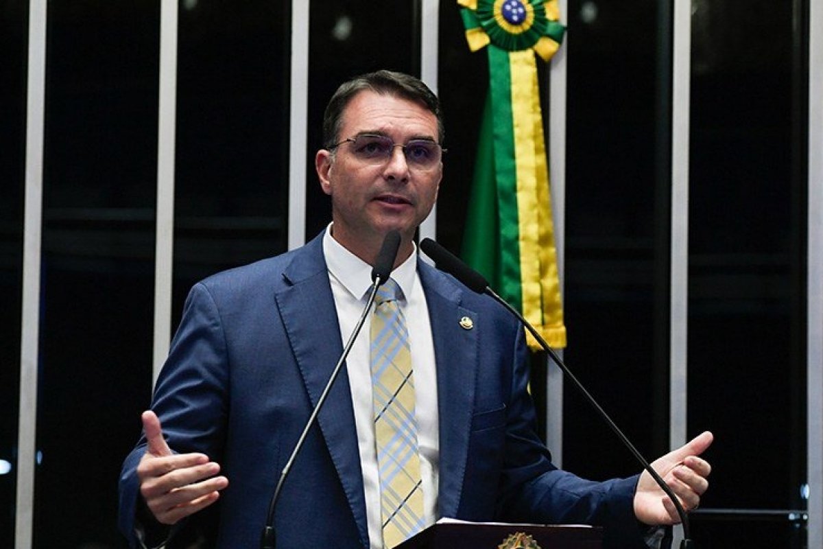 No Senado, Flávio Bolsonaro atuou para enfraquecer regras ambientais e ampliar acesso a armas, mostra levantamento
