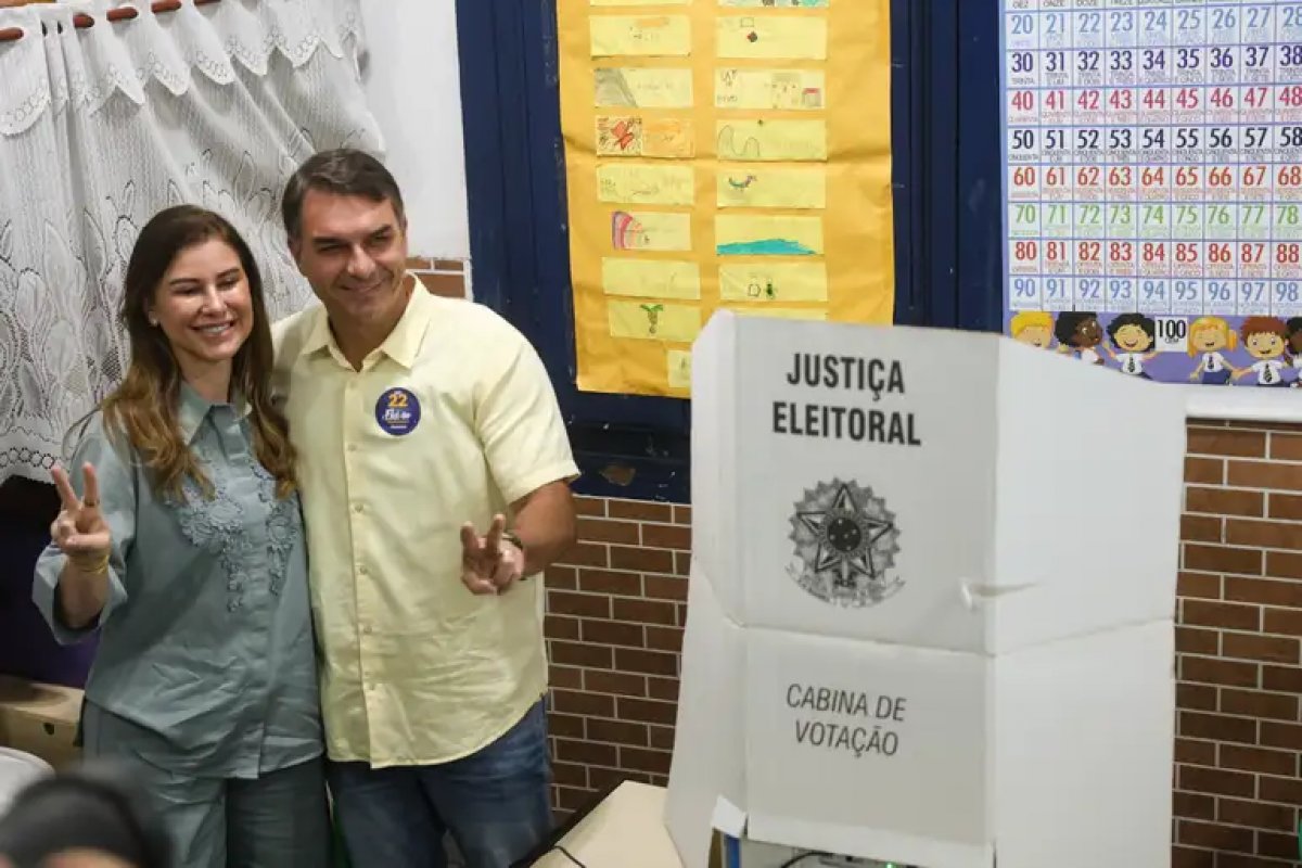 Sob gritos de 'Lula', Flávio Bolsonaro chega para votar em escola no RJ