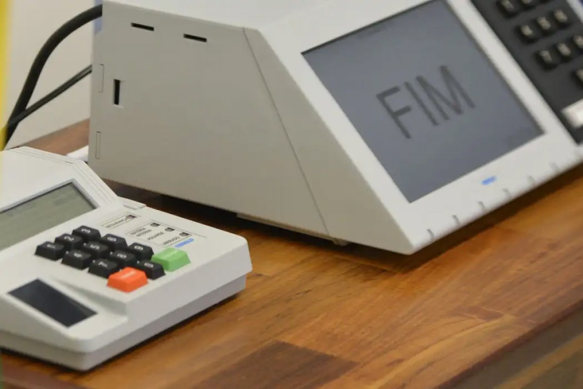 Apuração começa às 17h, e viradas podem ocorrer conforme urnas são computadas
