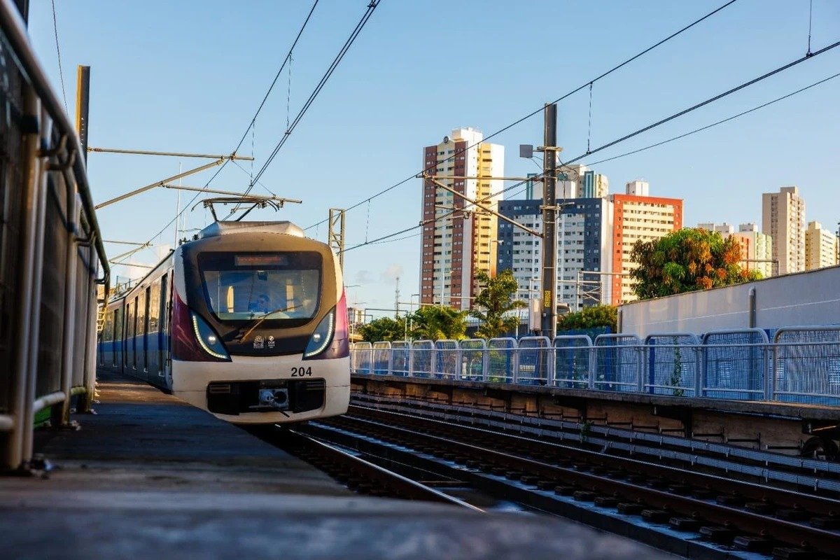 Homem fica preso entre o trem e a plataforma na estação Campinas de Pirajá do metrô