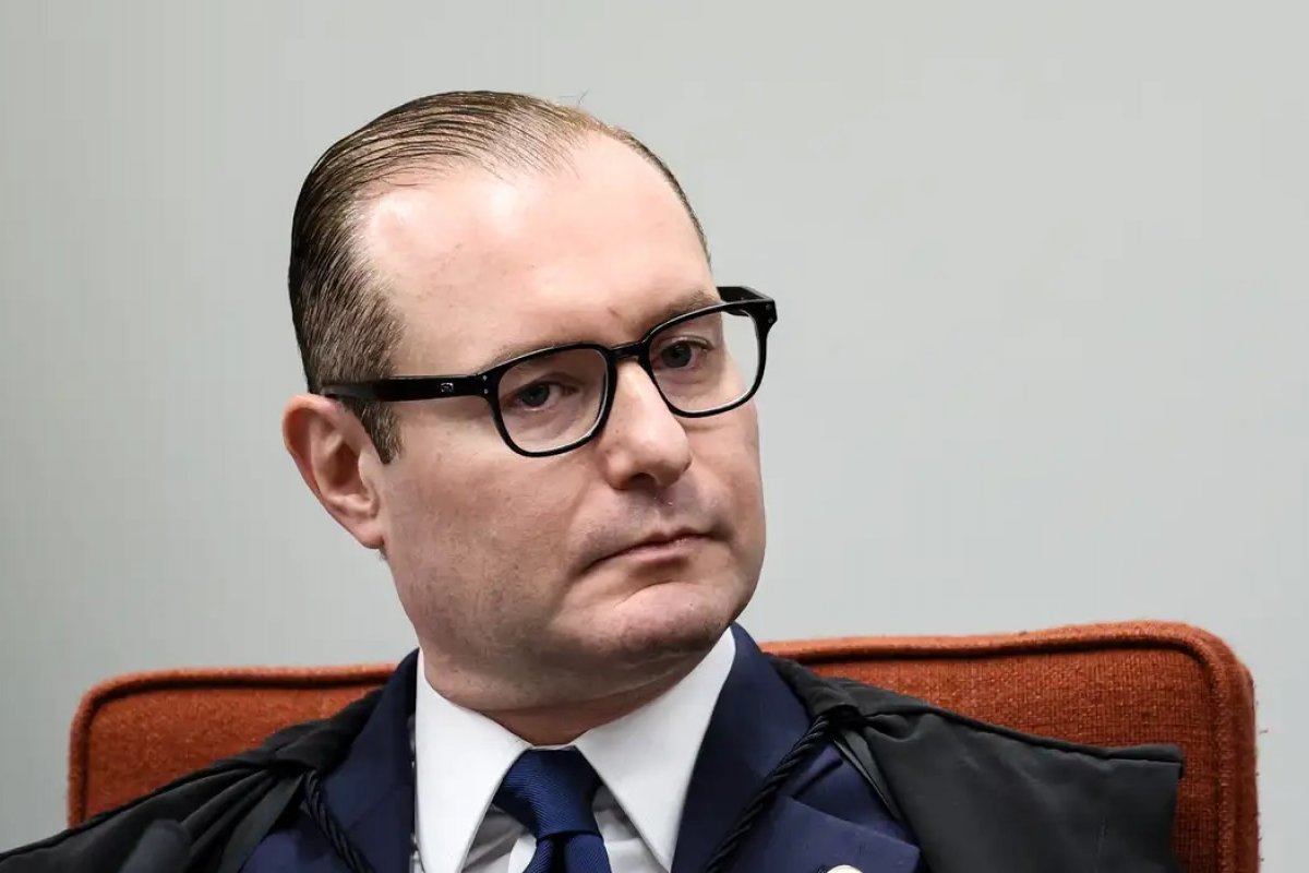 Cristiano Zanin, do STF, estende até às 19h horário de eleições no Brasil